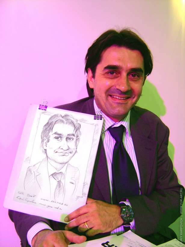 Dibujante en los caricaturistas del partido en la exposición